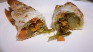 Fagottini di pasta fillo ripiene di verza, carote e patate con crema di tahina