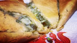 Pizzardone di pasta sfoglia integrale ripiena di verdure e besciamella