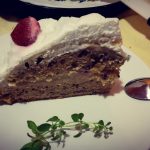 Torta alla crema fruttacciera ricoperta di panna